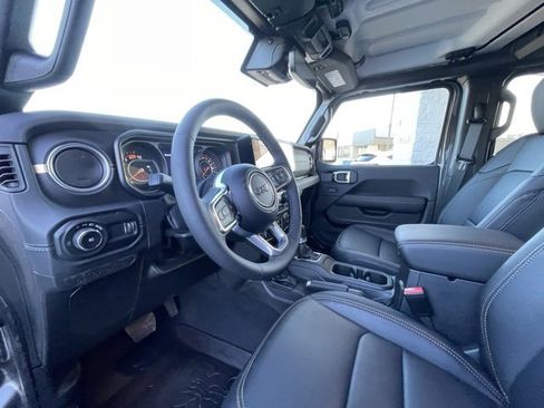 Used 2025 Jeep Wrangler Sahara image 10