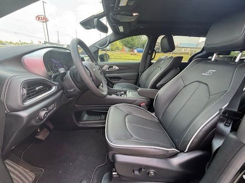 New 2026 Chrysler Pacifica Limited w/ Uconnect Theater Family Group image 16