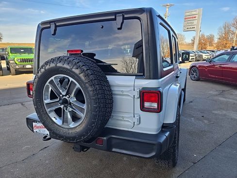 Used 2018 Jeep Wrangler Unlimited Sahara image 10