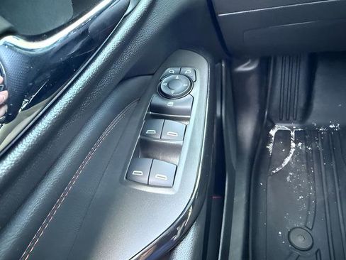 Used 2025 Chevrolet Trax RS w/ Sunroof Package FWD image 19