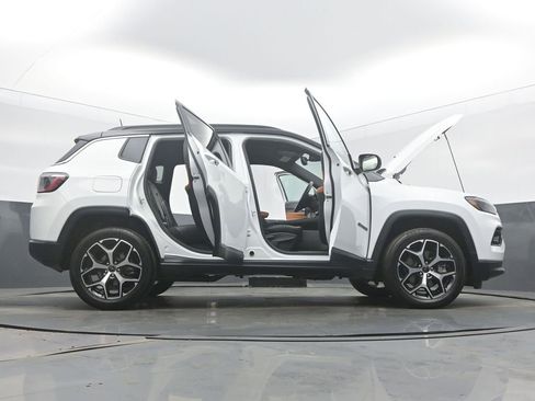Used 2025 Jeep Compass Limited image 61