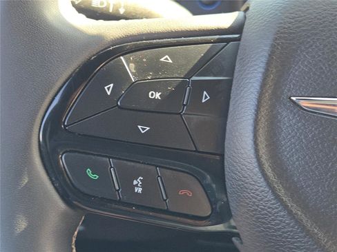 Certified 2022 Chrysler Pacifica Touring-L w/ Uconnect Theater Family Group image 35