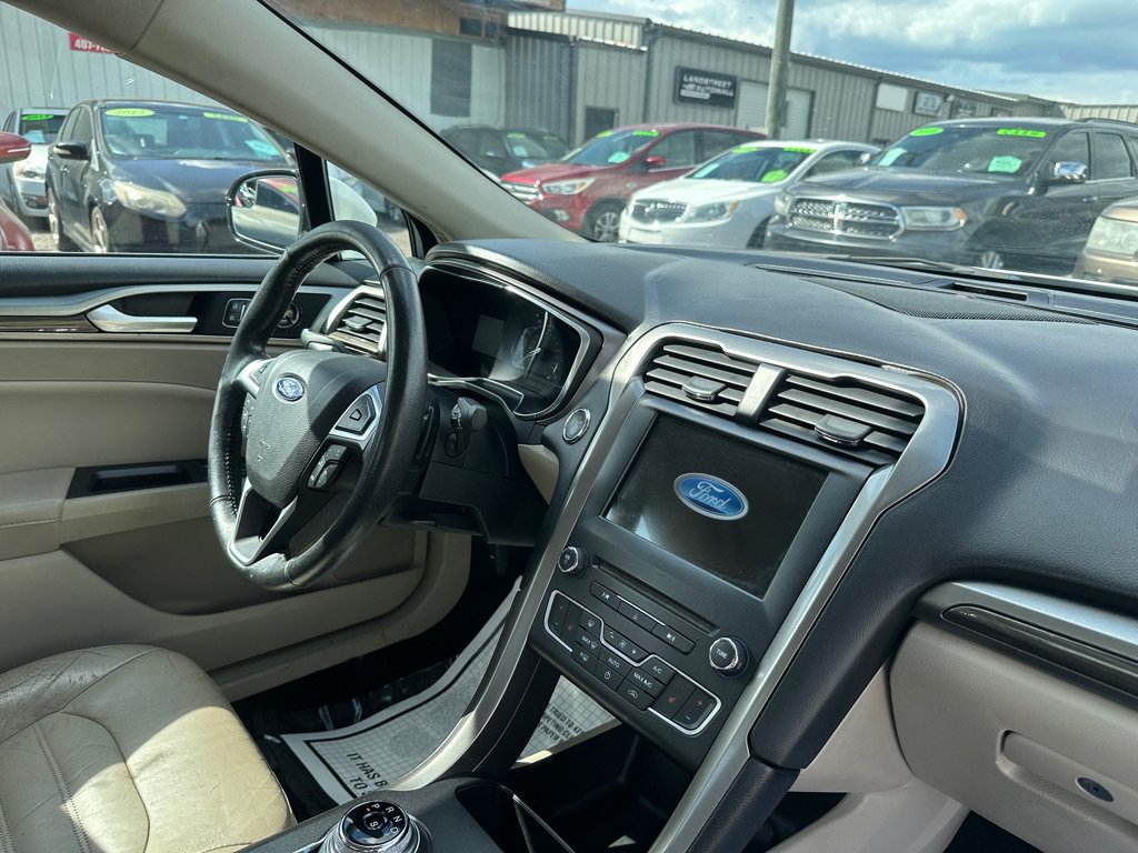 Used 2017 Ford Fusion SE w/ Fusion SE Technology Package FWD image 8