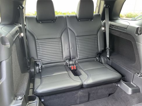 Certified 2024 Land Rover Discovery Dynamic SE image 33