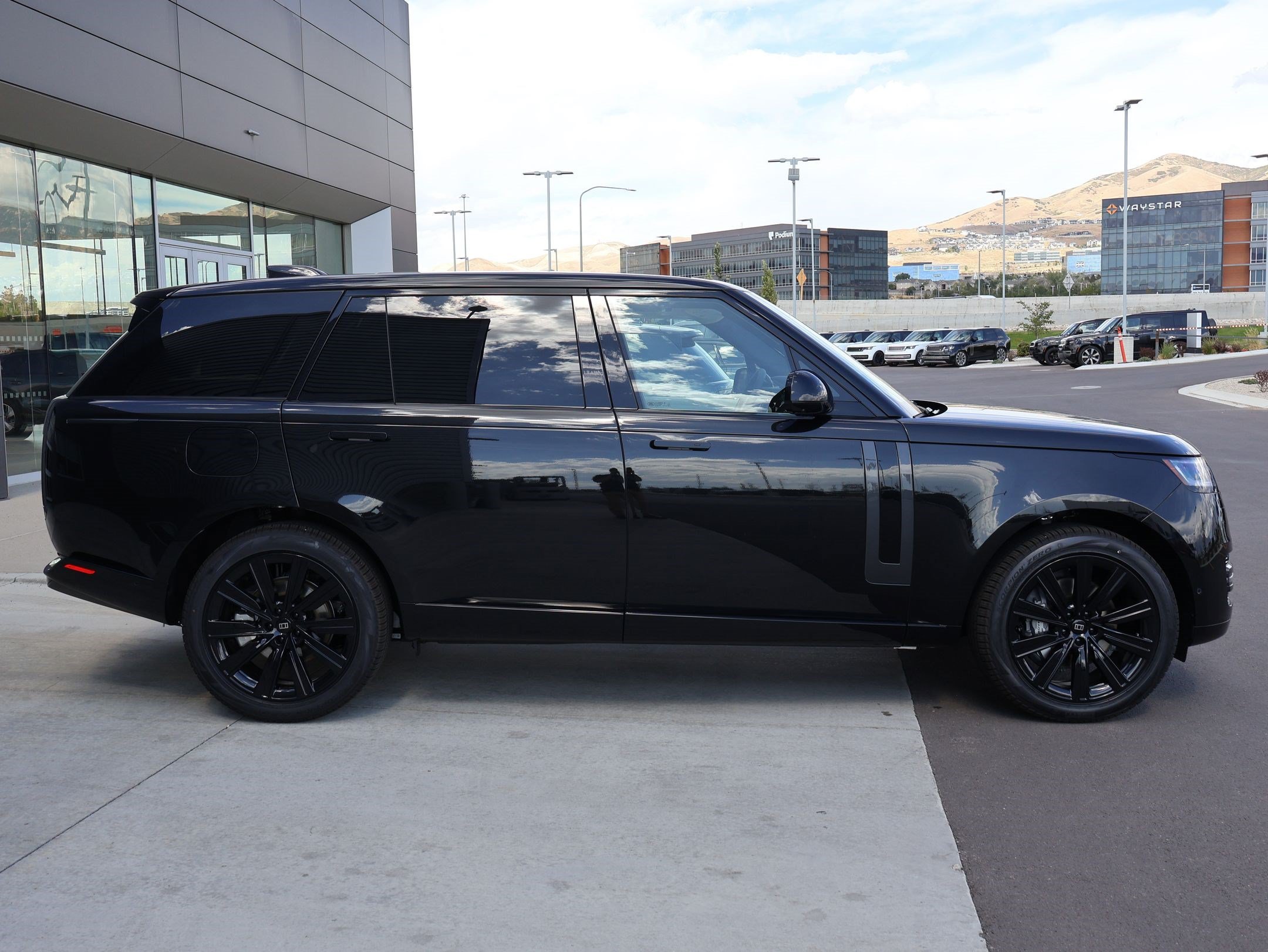 New 2027 Land Rover Range Rover Long Wheelbase SE AWD/4WD image 4