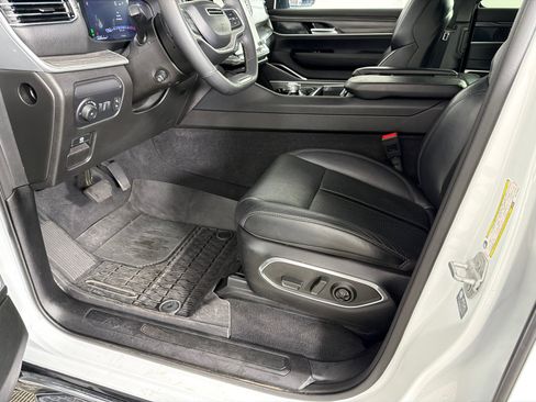 Used 2024 Jeep Wagoneer L Series II w/ Flexible Seating Group RWD image 10