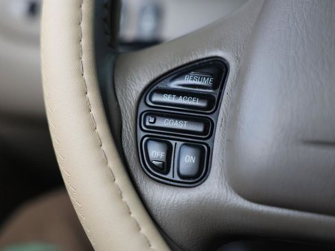 Used 2001 Lincoln Town Car Signature RWD image 24