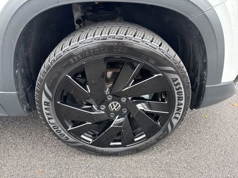 Certified 2024 Volkswagen Taos SE w/ Panoramic Sunroof Package image 30