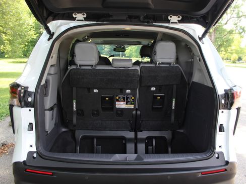 Used 2024 Toyota Sienna XLE FWD image 24