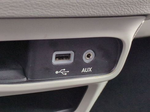 Used 2018 Chrysler Pacifica Touring-L image 34