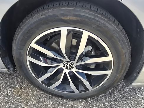 Used 2025 Volkswagen Jetta SE FWD image 19
