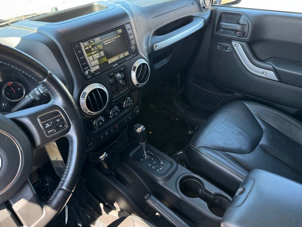 Used 2016 Jeep Wrangler Unlimited Rubicon w/ Dual Top Group AWD/4WD image 15