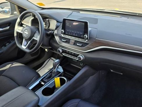 Used 2024 Nissan Altima 2.5 SV image 14