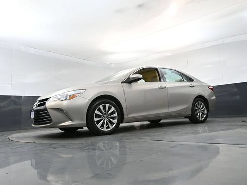 Used 2016 Toyota Camry XLE w/ Moonroof Package FWD image 20