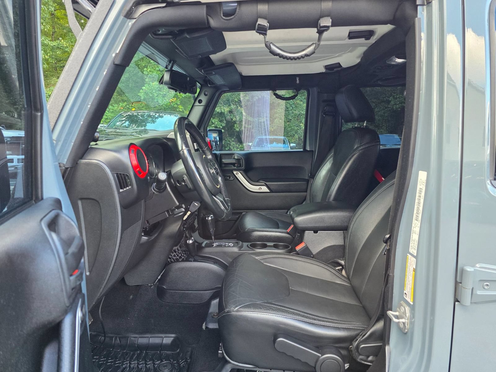 Used 2014 Jeep Wrangler Unlimited Sahara w/ Connectivity Group AWD/4WD image 11