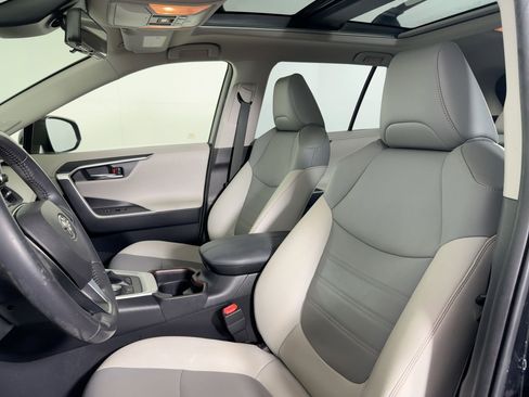 Used 2019 Toyota RAV4 Limited image 22