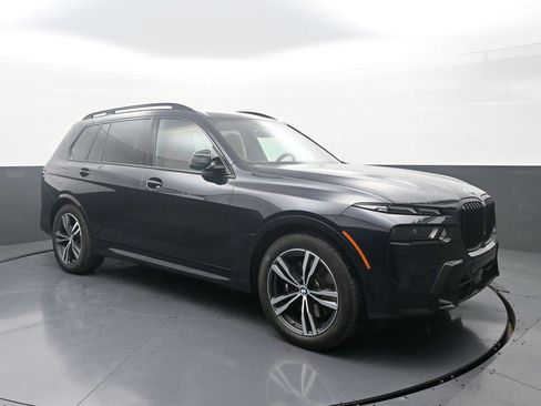 Used 2025 BMW X7 xDrive40i w/ M Sport Package image 3