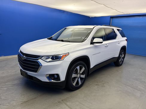 Used 2019 Chevrolet Traverse LT w/ LT Premium Package FWD image 4