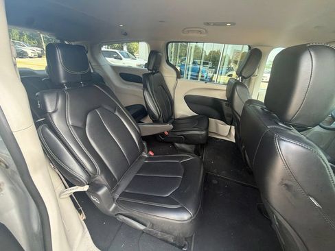 Used 2024 Chrysler Pacifica Touring-L FWD image 5