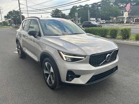 Certified 2025 Volvo XC40 B5 Plus AWD/4WD image 6