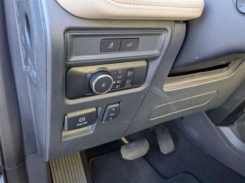 Used 2024 Ford Expedition Limited image 13