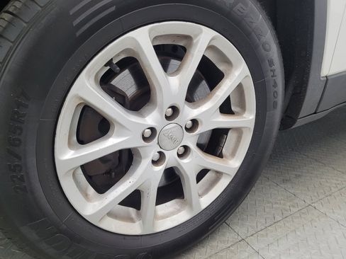 Used 2018 Jeep Cherokee Latitude Plus image 31