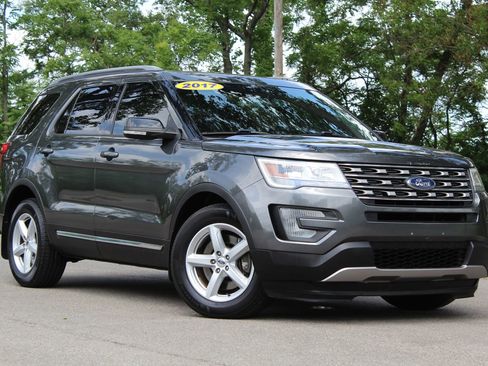 Used 2017 Ford Explorer XLT w/ Equipment Group 201A FWD image 1