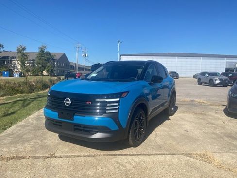 New 2025 Nissan Kicks SR image 2