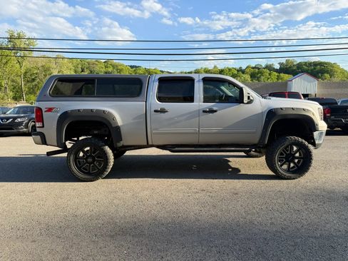 Used 2011 GMC Sierra 2500 SLE w/ SLE Preferred Package AWD/4WD image 4