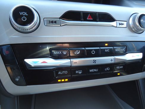 Used 2023 Ford Explorer XLT w/ Equipment Group 202A AWD/4WD image 19