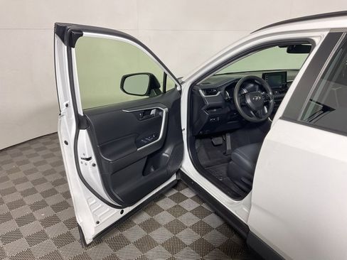 Used 2021 Toyota RAV4 LE image 14