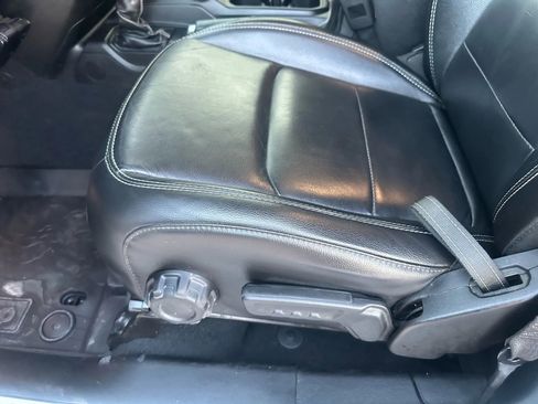 Used 2020 Jeep Gladiator Overland image 28