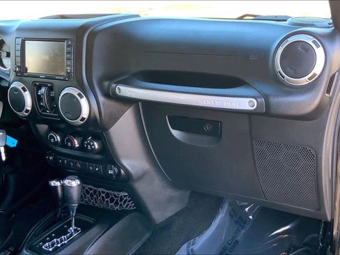 Used 2017 Jeep Wrangler Unlimited Sahara w/ Connectivity Group image 19