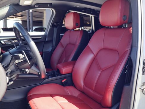 Used 2023 Porsche Macan AWD/4WD image 5