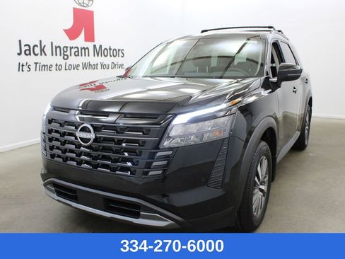 New 2026 Nissan Pathfinder SL image 1