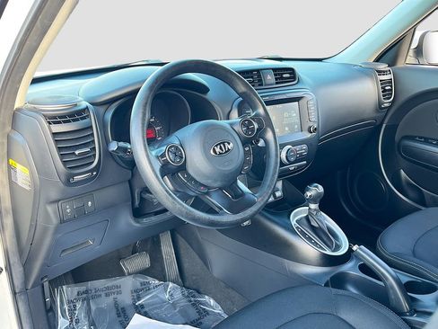 Used 2018 Kia Soul + image 9