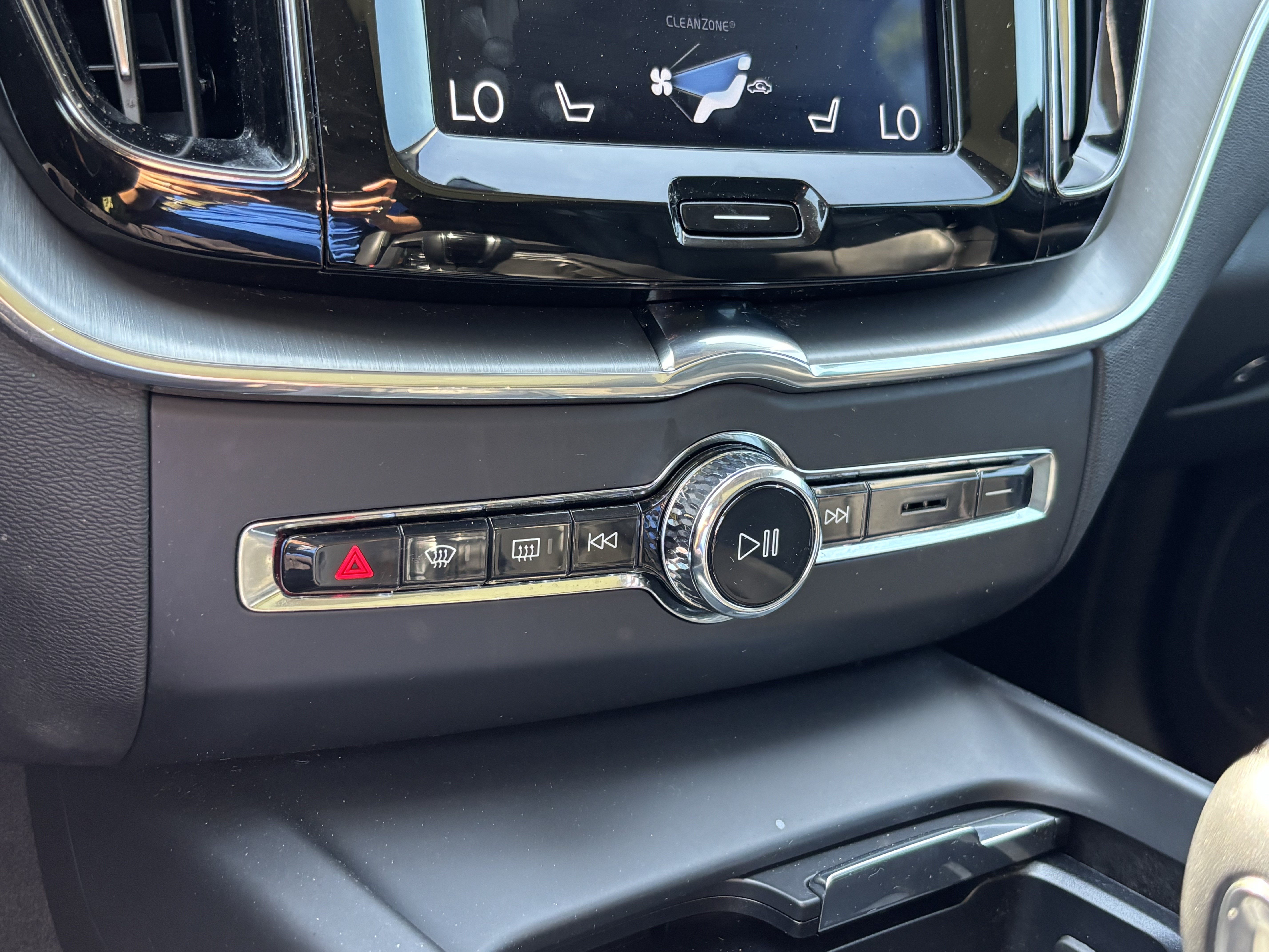 Used 2019 Volvo XC60 T5 Momentum w/ Multimedia Package FWD image 31