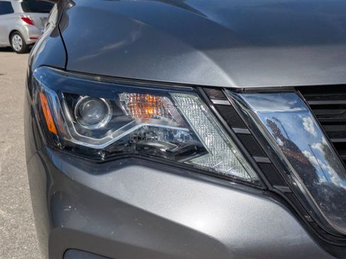 Used 2018 Nissan Pathfinder SV image 10