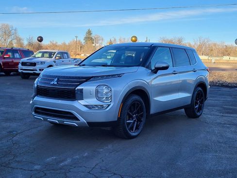 Used 2022 Mitsubishi Outlander SE image 1