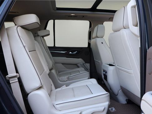 Used 2022 GMC Yukon Denali w/ Advanced Technology Package image 16