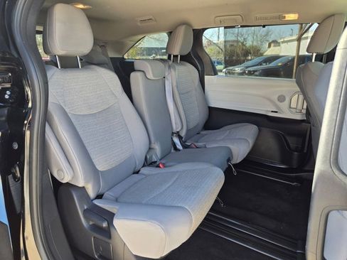 Used 2025 Toyota Sienna LE image 26