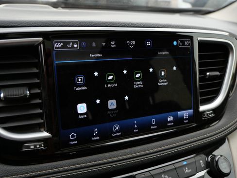 Used 2021 Chrysler Pacifica Limited w/ Uconnect Theater Family Group FWD image 37