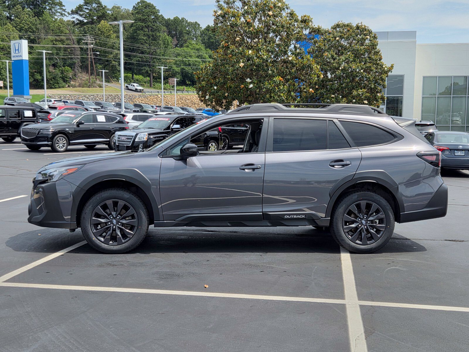 Used 2025 Subaru Outback Onyx Edition AWD/4WD image 2
