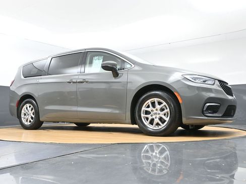 Used 2023 Chrysler Pacifica Touring-L FWD image 9