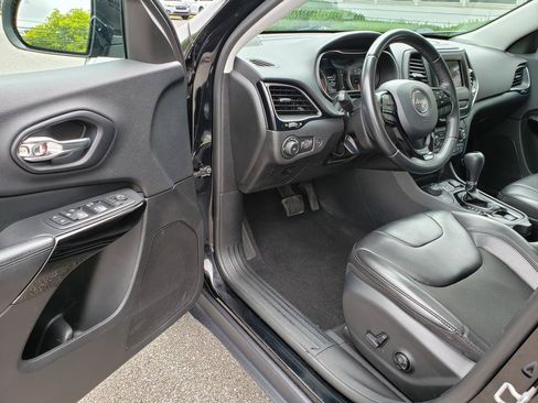 Used 2019 Jeep Cherokee Latitude Plus AWD/4WD image 8