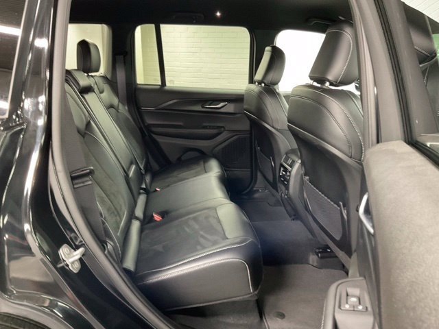 Used 2025 Jeep Grand Cherokee Altitude AWD/4WD image 15