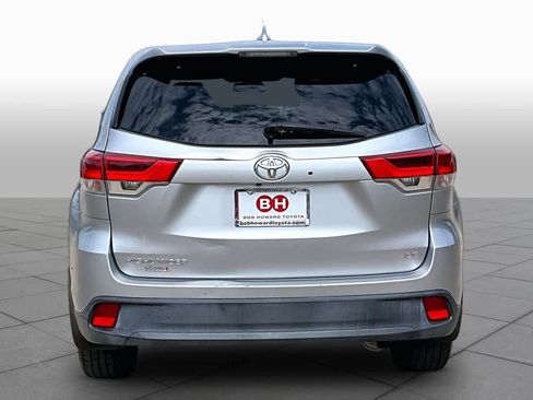 Used 2018 Toyota Highlander Plus FWD image 5
