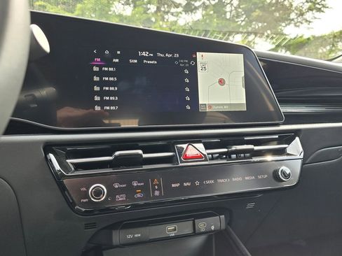 Certified 2025 Kia Niro EX FWD image 18