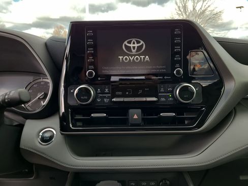 Used 2022 Toyota Highlander XLE image 24