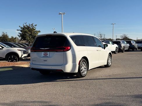 Used 2024 Chrysler Pacifica Touring-L image 5